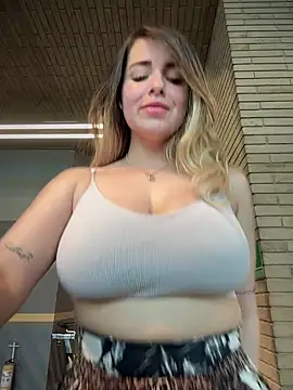 Snapshot of Alirawrz chatting on March 13, 2025, 9:16 pm Alirawrz online show from March 13, 2025, 9:16 pm