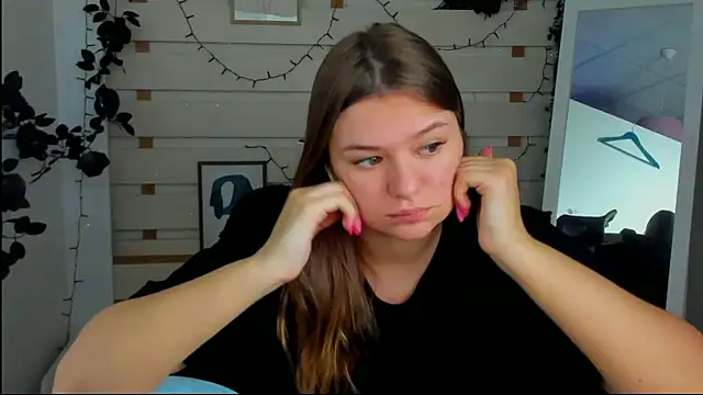 Josephine Kiss online show from April 11, 2026, 7:27 am