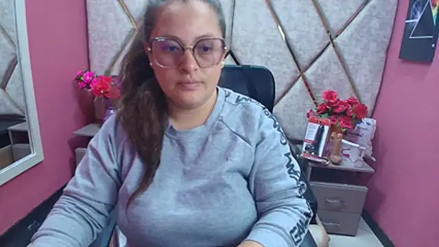 SaraThomso online show from December 4, 2025, 1:21 pm