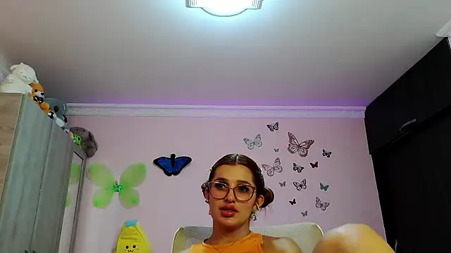 caroline jonson online show from September 28, 2025, 2:35 pm