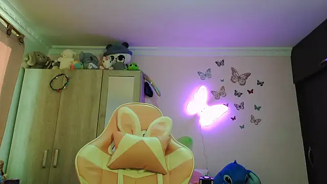 caroline jonson online show from April 18, 2026, 2:08 pm