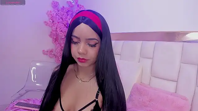 SenniaBella online show from March 18, 2025, 3:12 pm