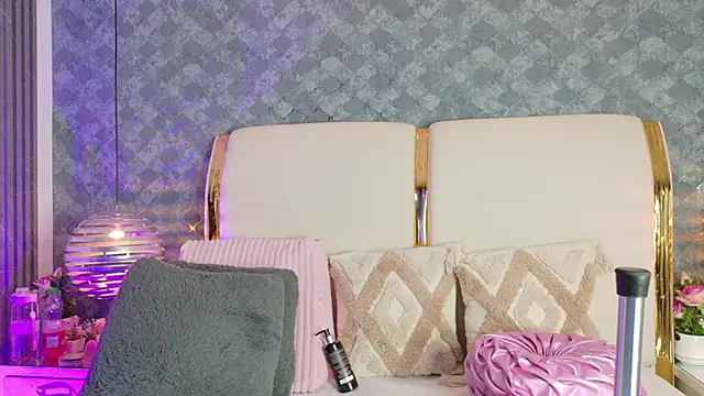 SenniaBella online show from February 2, 2026, 1:43 pm