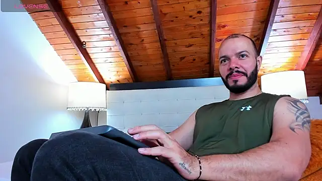 Snapshot of Tom_Bailey chatting on September 12, 2025, 12:16 pm Tom Bailey online show from September 12, 2025, 12:16 pm