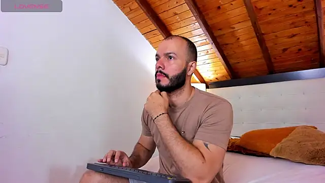 Snapshot of Tom_Bailey chatting on September 26, 2025, 12:45 pm Tom Bailey online show from September 26, 2025, 12:45 pm