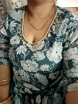 cuteyqueen online show from April 13, 2026, 7:56 am