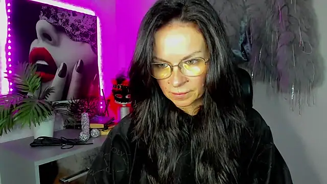 HelenLuxx online show from April 18, 2026, 5:32 am