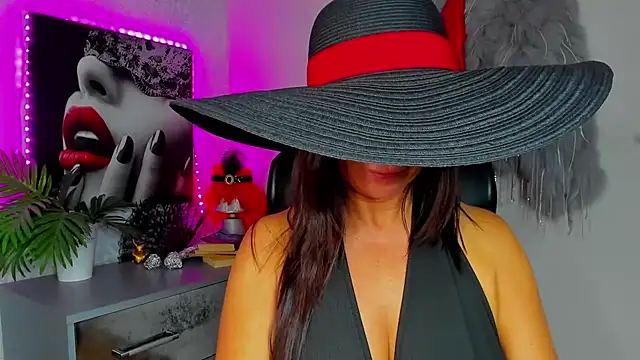 Snapshot of HelenLuxx chatting on July 24, 2026, 12:45 pm HelenLuxx online show from July 24, 2026, 12:45 pm