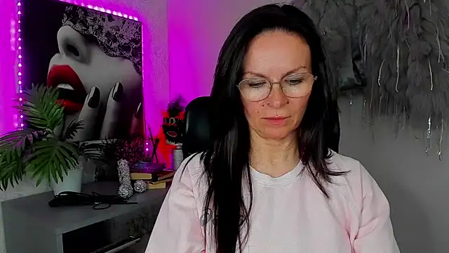 HelenLuxx online show from April 21, 2026, 4:13 pm