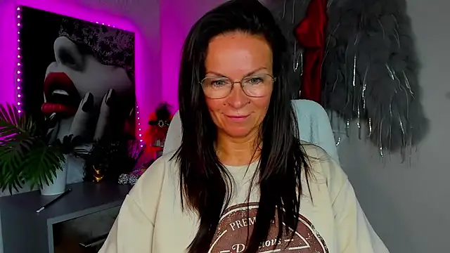 Snapshot of HelenLuxx chatting on July 26, 2026, 1:40 pm HelenLuxx online show from July 26, 2026, 1:40 pm