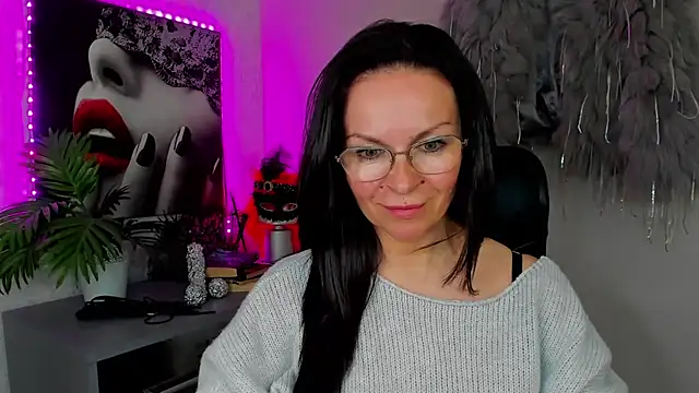 HelenLuxx online show from April 20, 2026, 3:13 pm