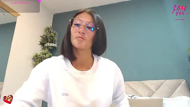 Snapshot of SharisWillian chatting on May 15, 2026, 2:53 am SharisWillian online show from May 15, 2026, 2:53 am