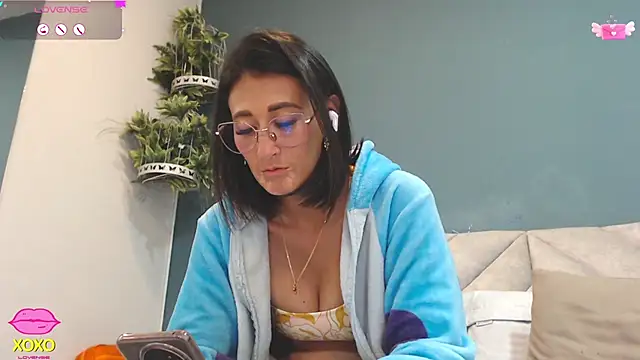 Snapshot of SharisWillian chatting on April 18, 2026, 3:58 pm SharisWillian online show from April 18, 2026, 3:58 pm