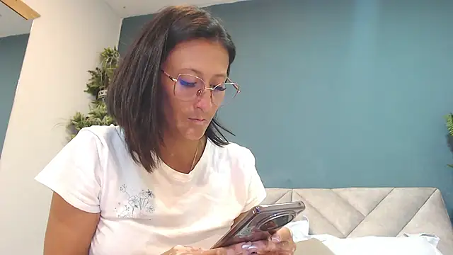 Snapshot of SharisWillian chatting on April 22, 2026, 3:35 am SharisWillian online show from April 22, 2026, 3:35 am