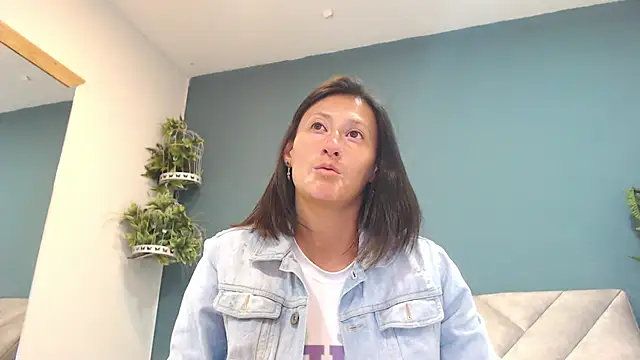 Snapshot of SharisWillian chatting on May 13, 2026, 3:57 am SharisWillian online show from May 13, 2026, 3:57 am