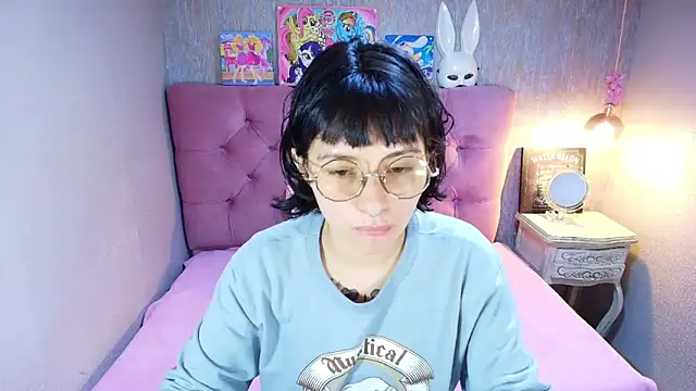 charlottemoonxz online show from March 31, 2026, 6:43 pm