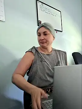 MilfyMrsRobinson online show from May 18, 2026, 1:49 pm