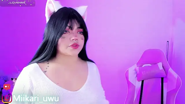 Snapshot of Ahri_Elderwood chatting on November 15, 2025, 5:33 am Ahri Elderwood online show from November 15, 2025, 5:33 am