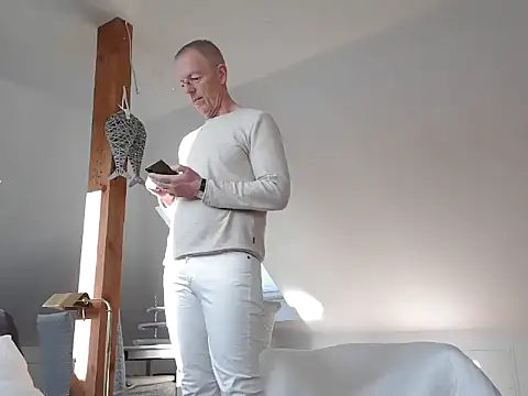 maxmueller321 online show from February 18, 2026, 9:06 am