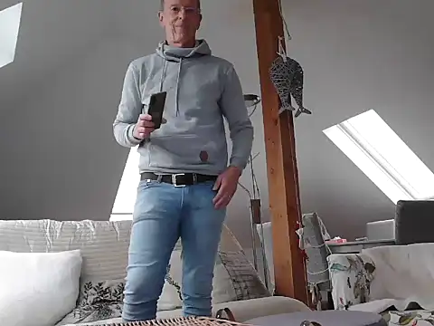 maxmueller321 online show from December 22, 2025, 10:15 am