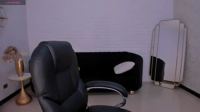 HannaConnor  online show from September 20, 2025, 8:25 pm