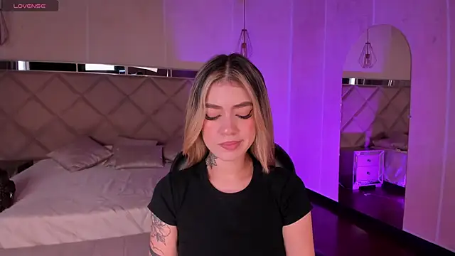 ViolettHansson online show from November 17, 2025, 6:34 pm