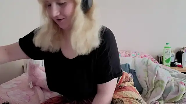 Glitch Witch online show from June 11, 2026, 8:50 pm