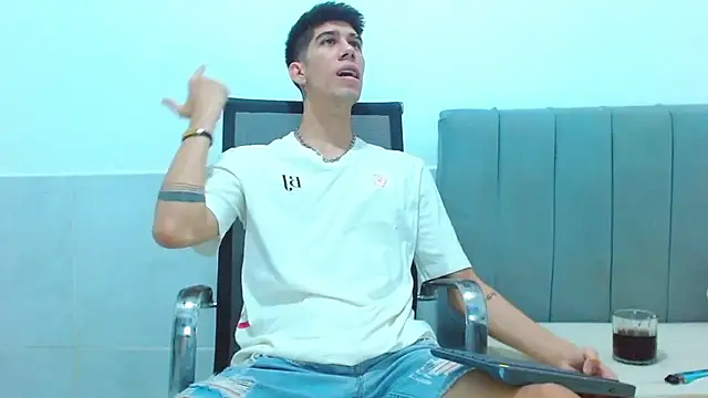 jhony-sex online show from February 18, 2026, 4:43 am