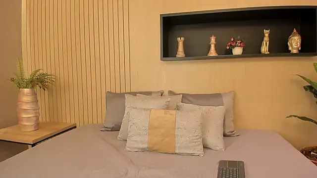 IrisBaker online show from February 25, 2025, 10:09 pm