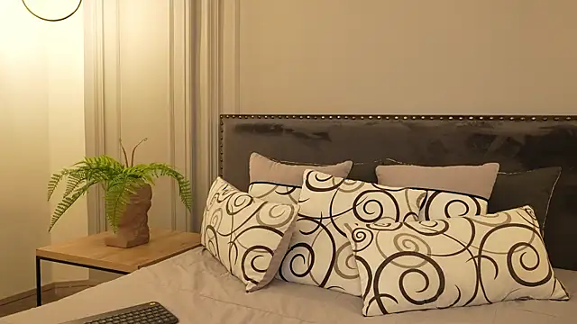 IrisBaker online show from November 13, 2025, 9:08 pm