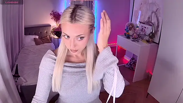 LoryWood online show from November 8, 2025, 3:37 pm