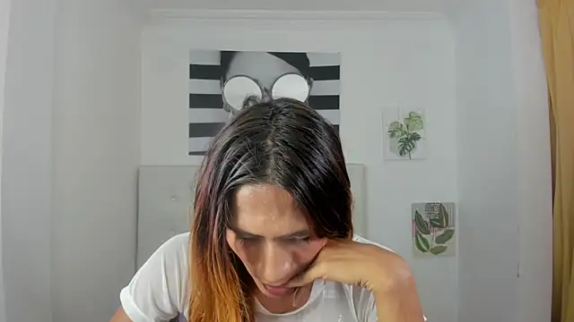 Brisahott online show from December 19, 2025, 7:49 pm