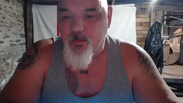 Newfiesausage1972 online show from November 23, 2025, 12:04 pm