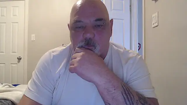 Newfiesausage1972 online show from March 20, 2025, 1:26 pm