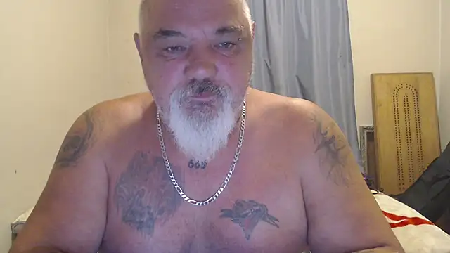 Newfiesausage1972 online show from September 26, 2025, 4:36 pm