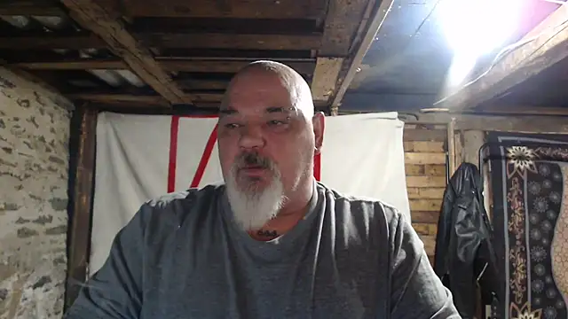 Newfiesausage1972 online show from November 28, 2025, 10:04 am