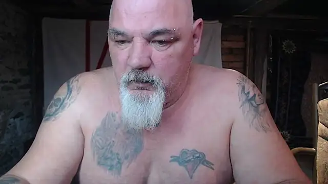 Newfiesausage1972 online show from April 2, 2026, 6:03 pm