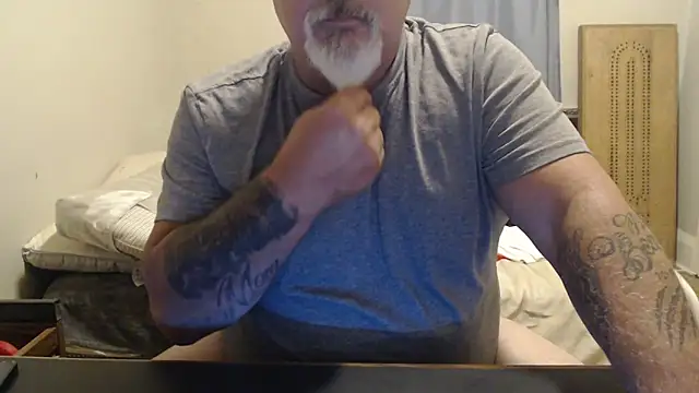 Newfiesausage1972 online show from September 8, 2025, 2:49 pm