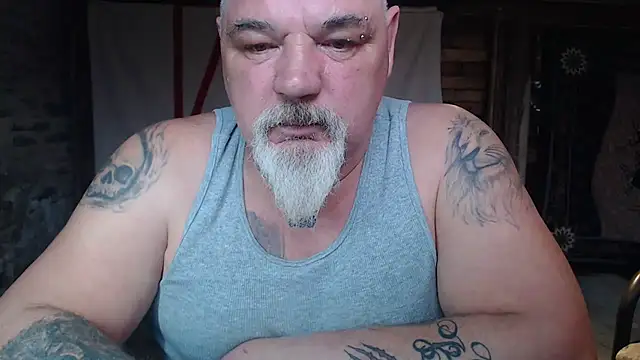 Newfiesausage1972 online show from April 6, 2026, 8:32 pm