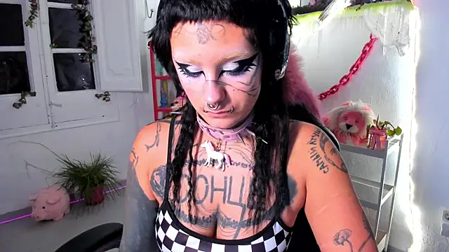 lady sontse  online show from December 19, 2025, 8:44 pm