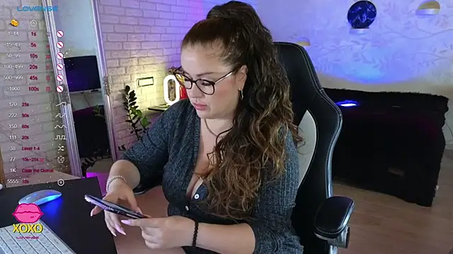 misskaassandraa online show from September 28, 2025, 9:49 am