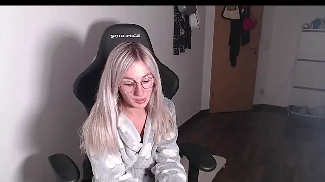 Liana Lou online show from November 18, 2025, 4:21 pm