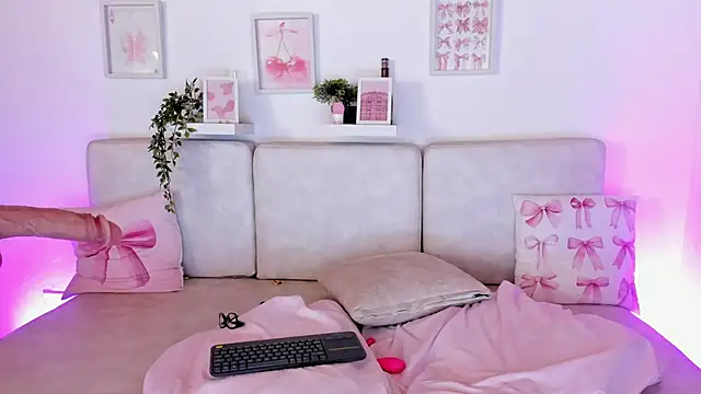 Snapshot of Malka_Burning chatting on October 24, 2025, 7:13 pm Malka Burning online show from October 24, 2025, 7:13 pm