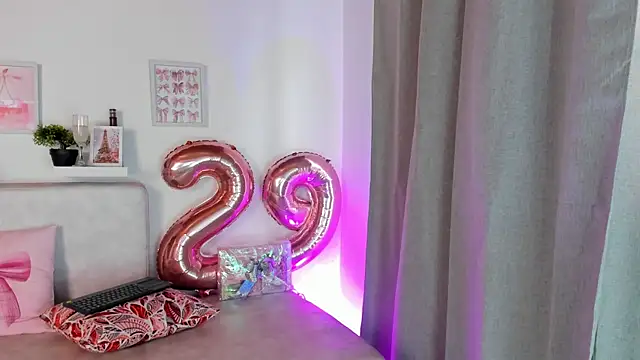 Snapshot of Malka_Burning chatting on March 2, 2025, 9:19 pm Malka Burning online show from March 2, 2025, 9:19 pm