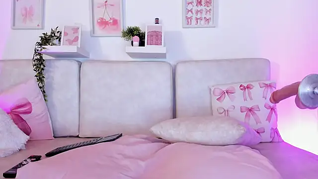 Snapshot of Malka_Burning chatting on October 14, 2025, 8:20 pm Malka Burning online show from October 14, 2025, 8:20 pm