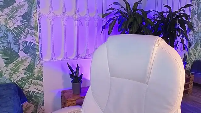 cute hollywood online show from June 3, 2026, 7:51 pm