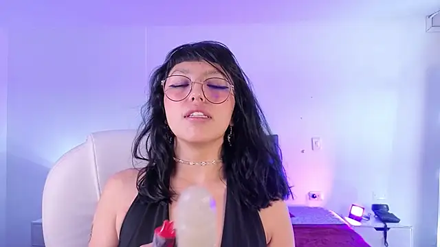 cute hollywood online show from April 19, 2026, 6:43 pm