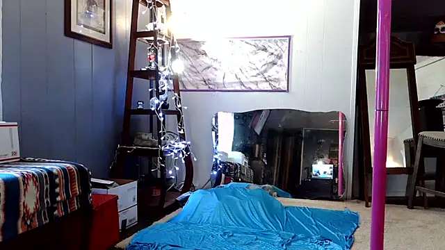 Genevieve143 online show from November 18, 2025, 10:34 pm