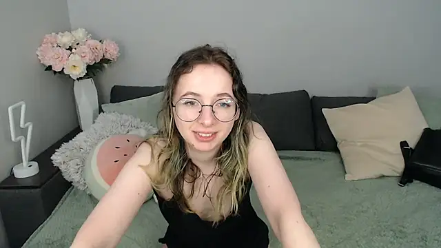 Mini Diva online show from September 21, 2025, 8:30 am