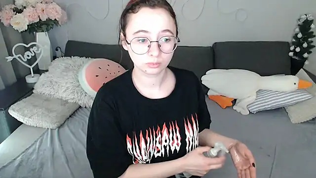 Mini Diva online show from April 6, 2026, 8:26 am